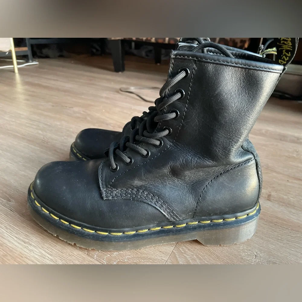 Dr. Martens βthe originalβ Womenβs Combat Boots size 7 - Picture 8 of 15